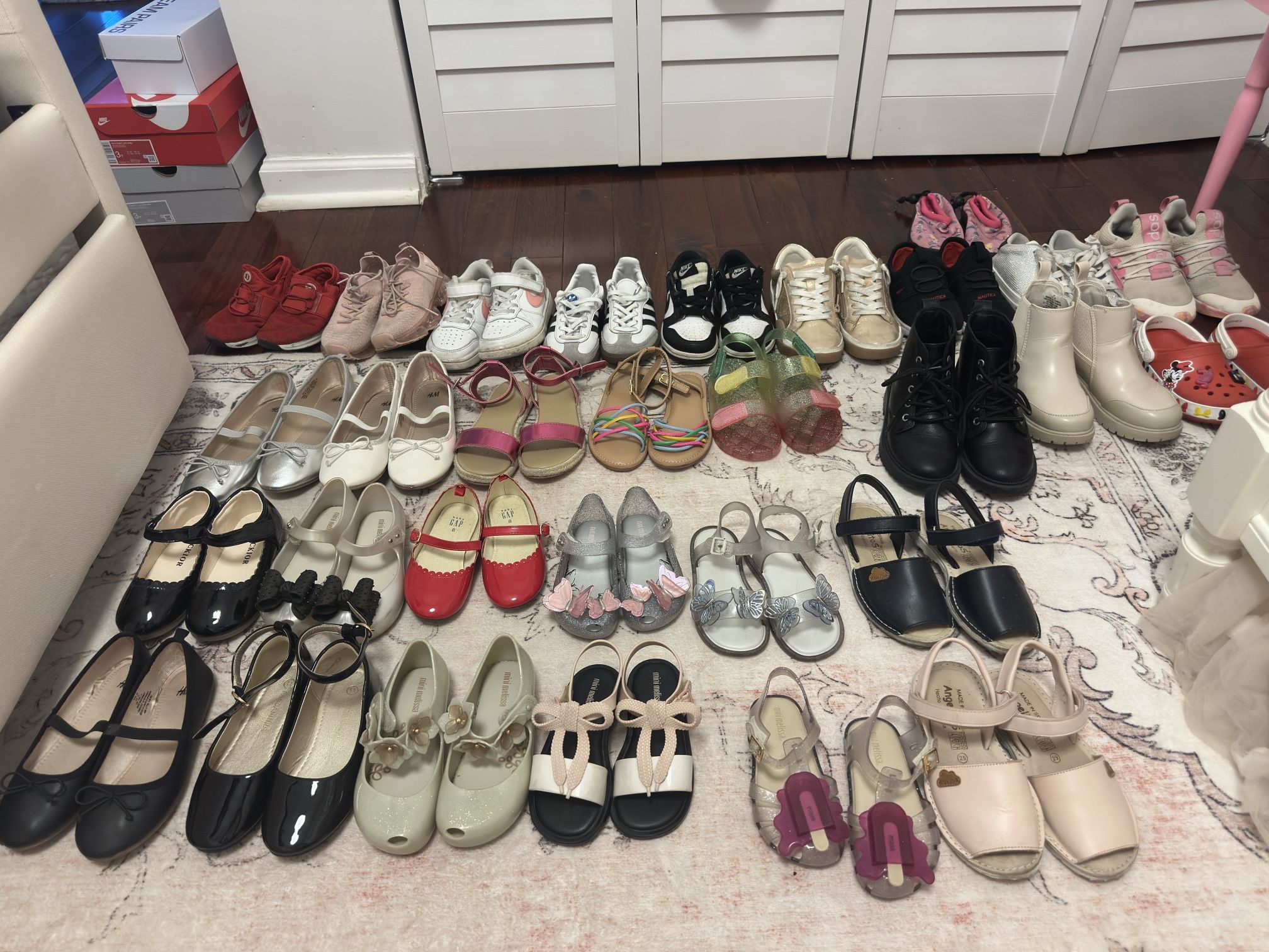 29 Pares de zapatos de niñas