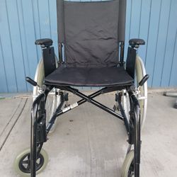 Silla De Ruedas Desmontable Peso LIgero Super Light Es DE Aluminio Esta Silla Esta Semi Nueva