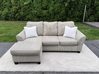 Beige Ashley Furniture Sectional Couch with Reversible Chaise (Can Deliver‼️)