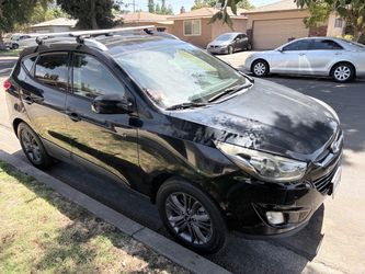 Hyundai Tucson Black SUV with Roof Rack