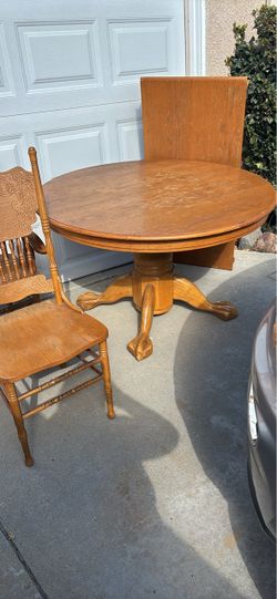 Oak dining table with 2 chairs