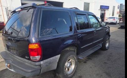 Small transmission leak, needs a transmission seal($5-35)... $1,100 obo. 1999 ford Explorer