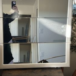 Bathroom medicine cabinet