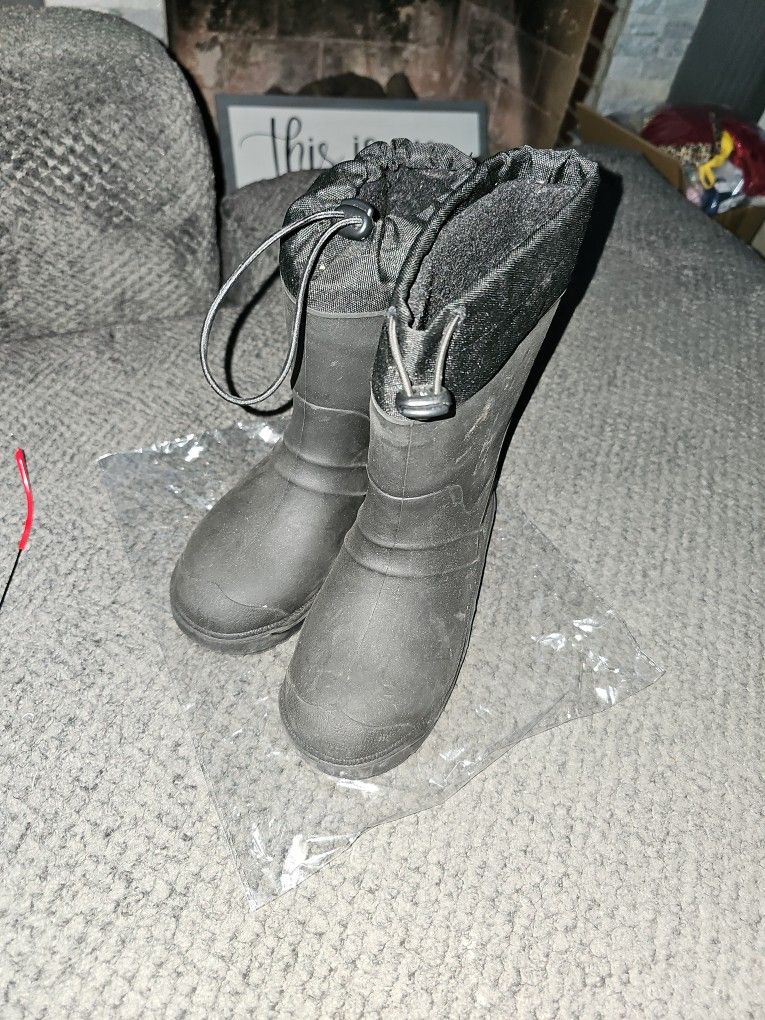 Boys Snow boots Size 13