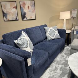 Navy Sofa  /Next-Gen Nuvella Fabric / Sofá Cómodo