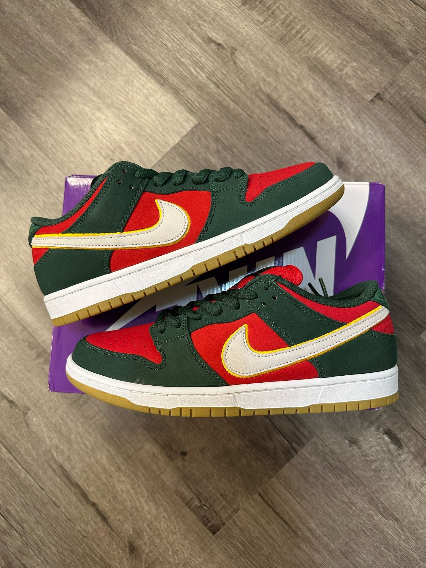 NIKE SB DUNK LOW - SEATTLE SUPERSONICS SIZE 9.5