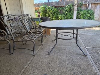 5 metal chairs with table / no cushions