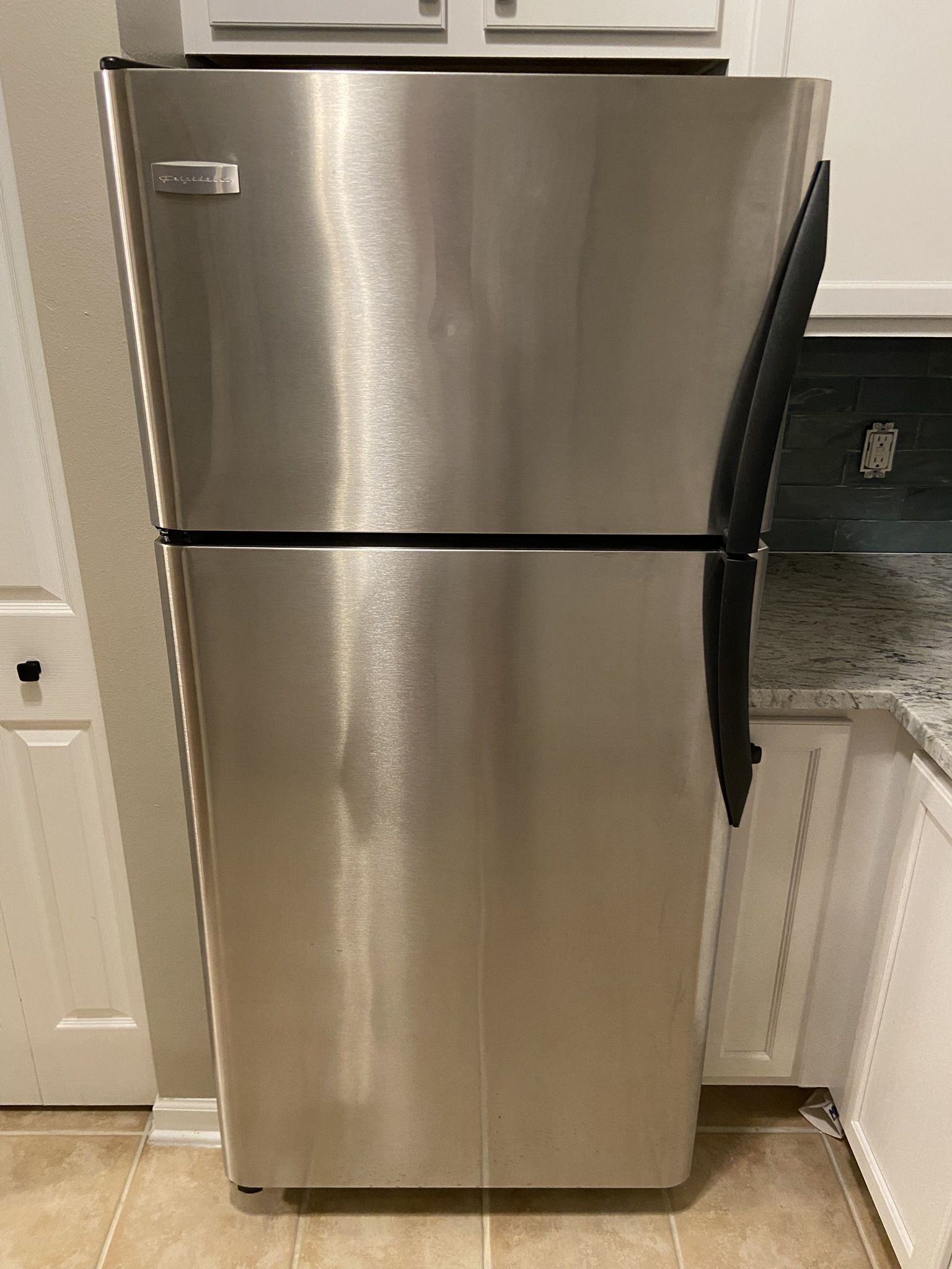 18 Cubic Foot Refrigerator With Ice Maker