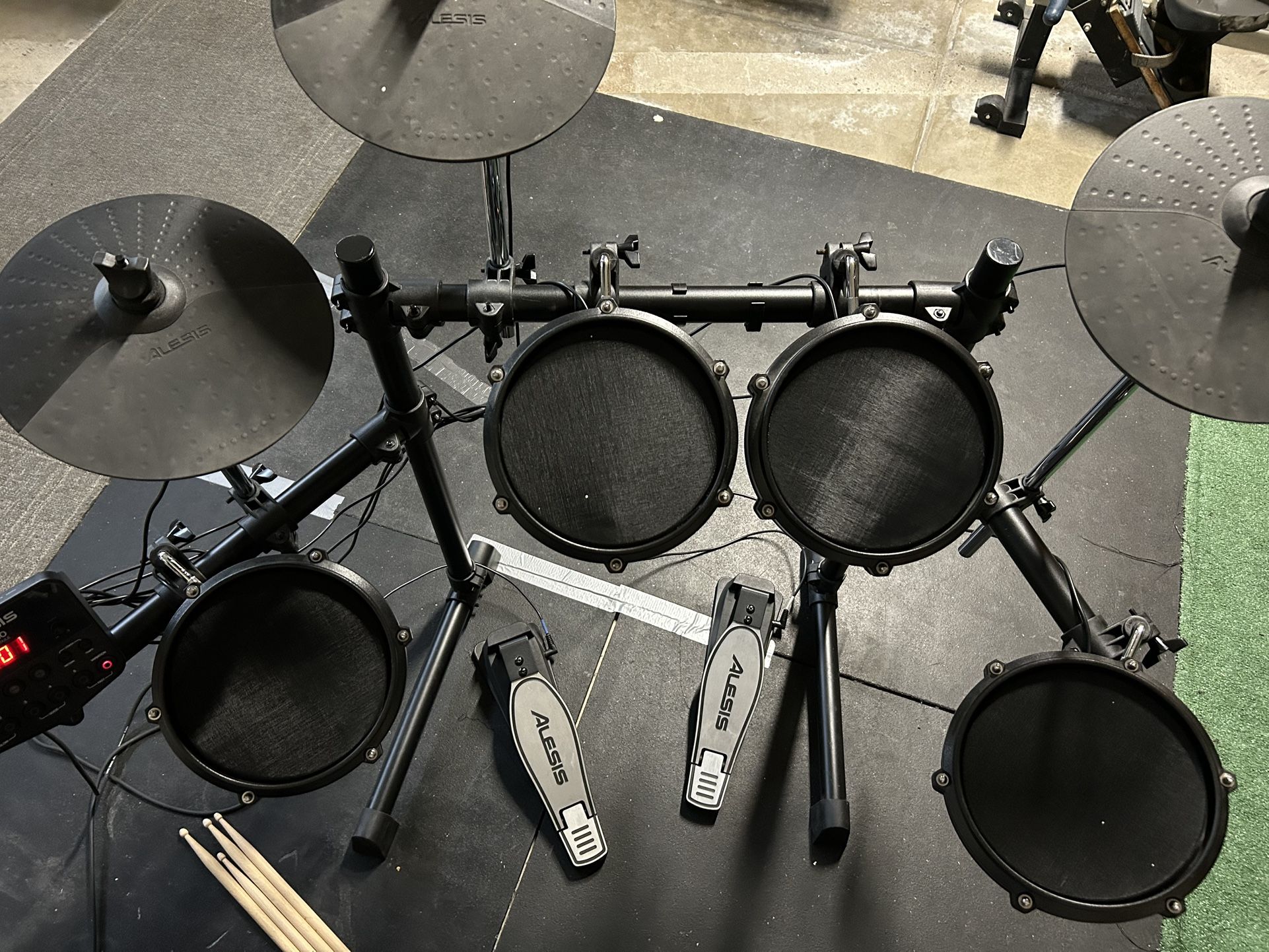 Alesis Turbo Mesh Drum Set With Simmons Amp