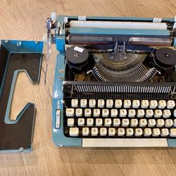 Vintage Brother De Luxe 900 Typewriter – Excellent Working Condition