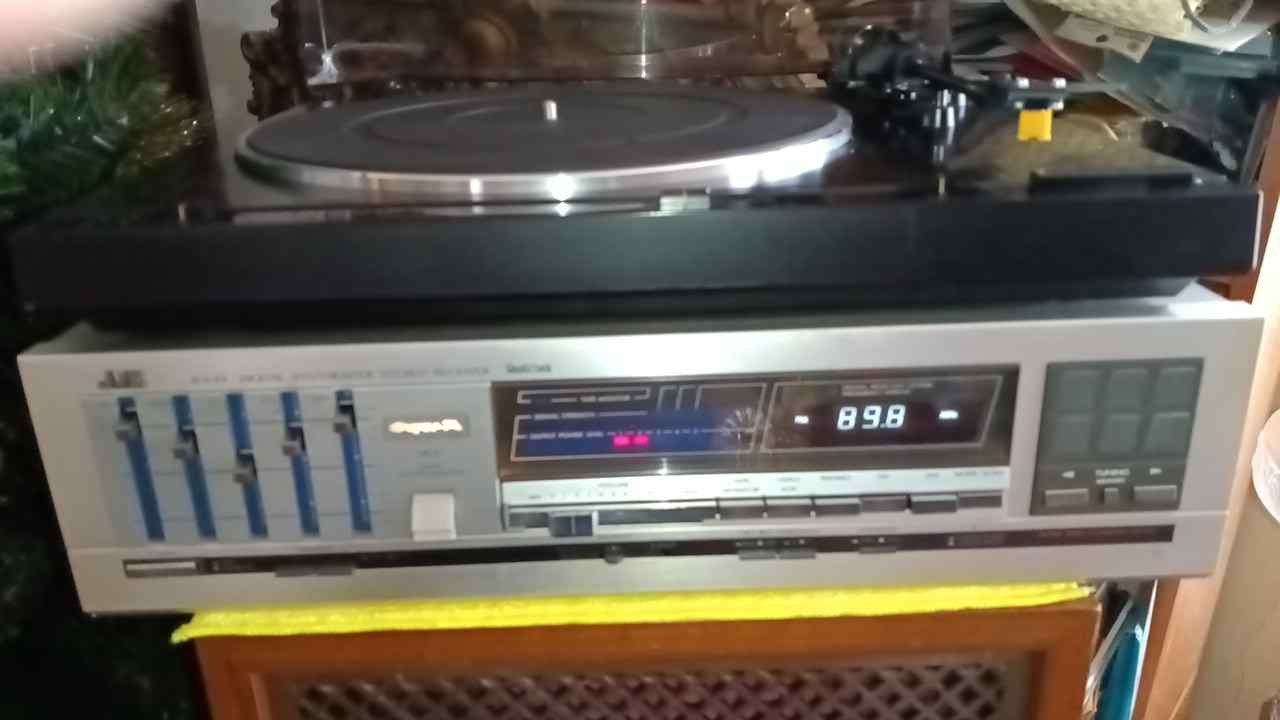  Pioneer PL-600 Turntable \ JVC Receiver