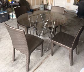 Glass round table 47” diameter+ 4 chairs everything in great condition . For outdoors or indoors $180 OBO