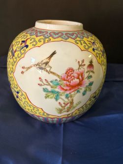 Beautiful Art work on Vase Rare pattern and hard to find