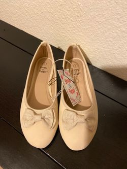New never used size 2 girls shoes