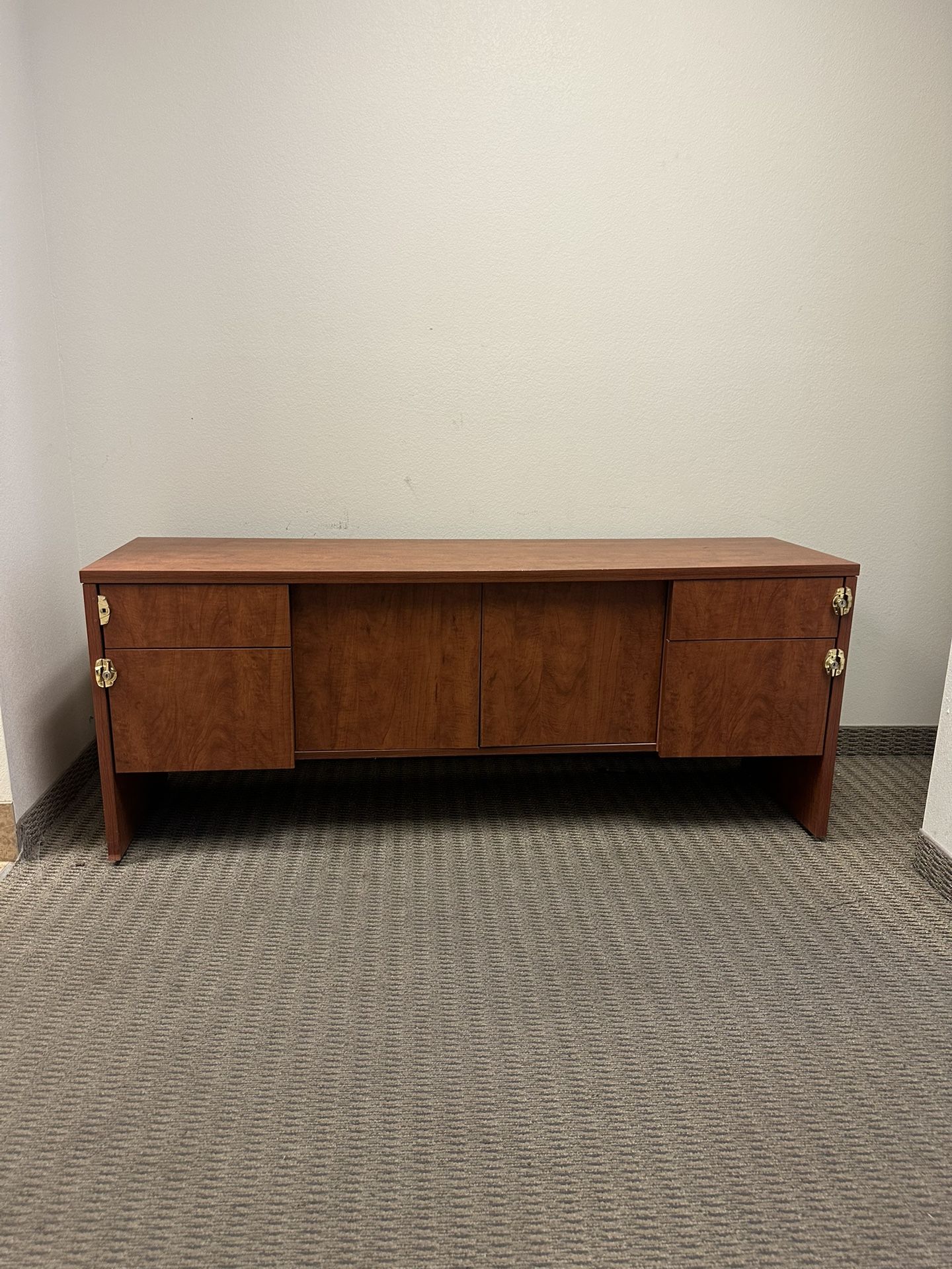 OFFICE STAND 72”x20”x28”