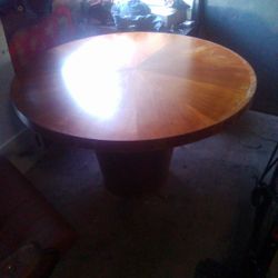 CRATE&BARREL  BISTRO/PILLAR STYLE WOOD DINING ROOM TABLE 