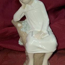 Lladro # 4876 "THINKER LITTLE BOY" Boy on Tree Reading Porcelain Made In Spain L11F303