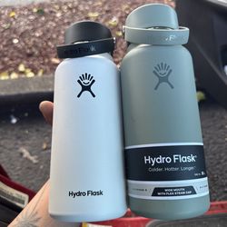 HYDRO FLASK 32 oz bottles.