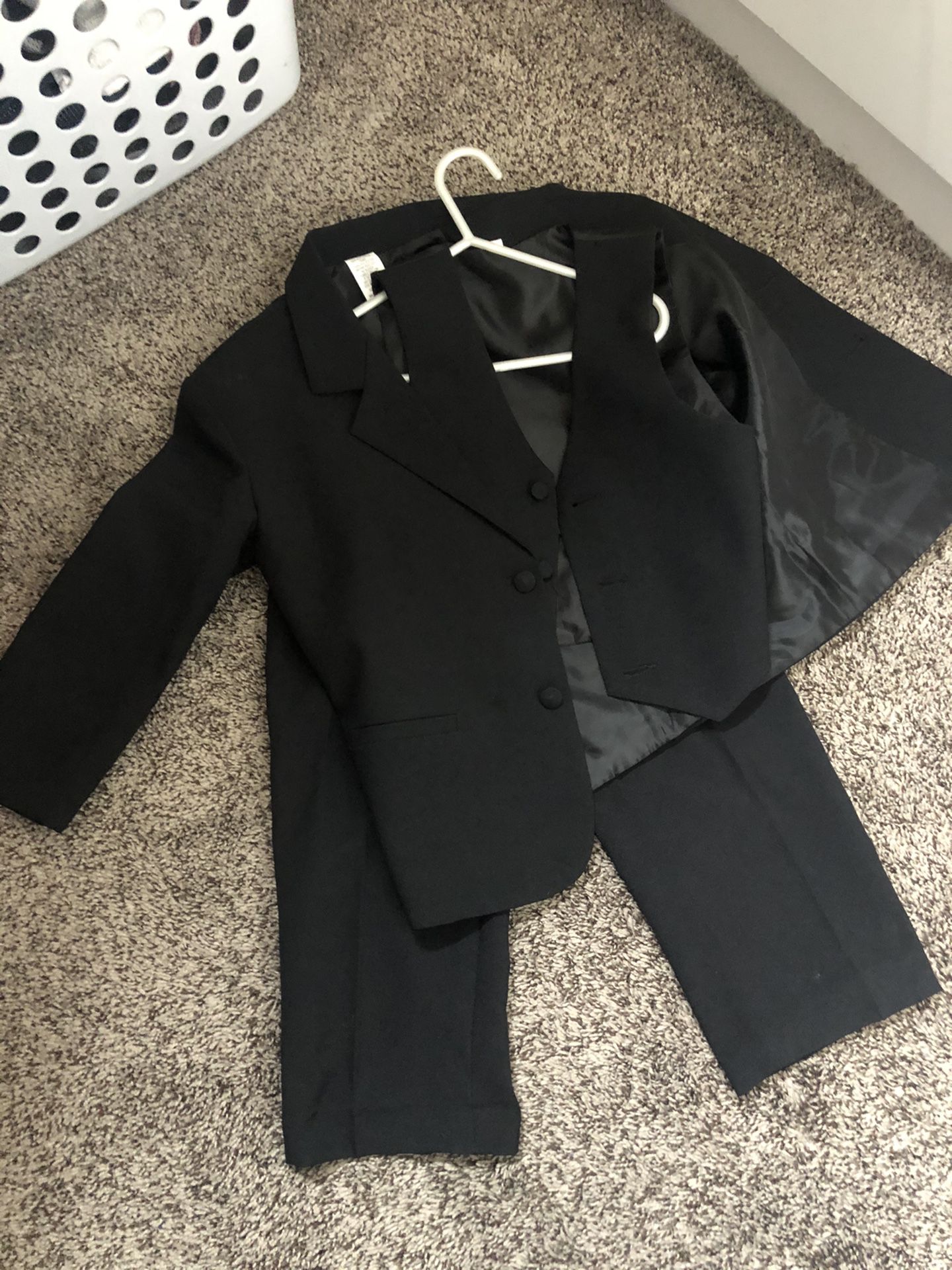 7 Pc Boys Black Tux/suit and Vest Size 5