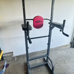 Pull-up, dip, crunch exercise station