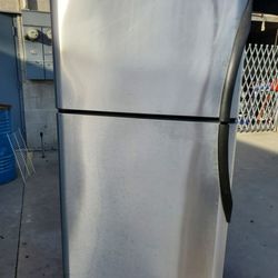 FRIGIDAIRE STAINLESS STEEL FRIDGE