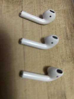 Lefts side EarPods. No case.