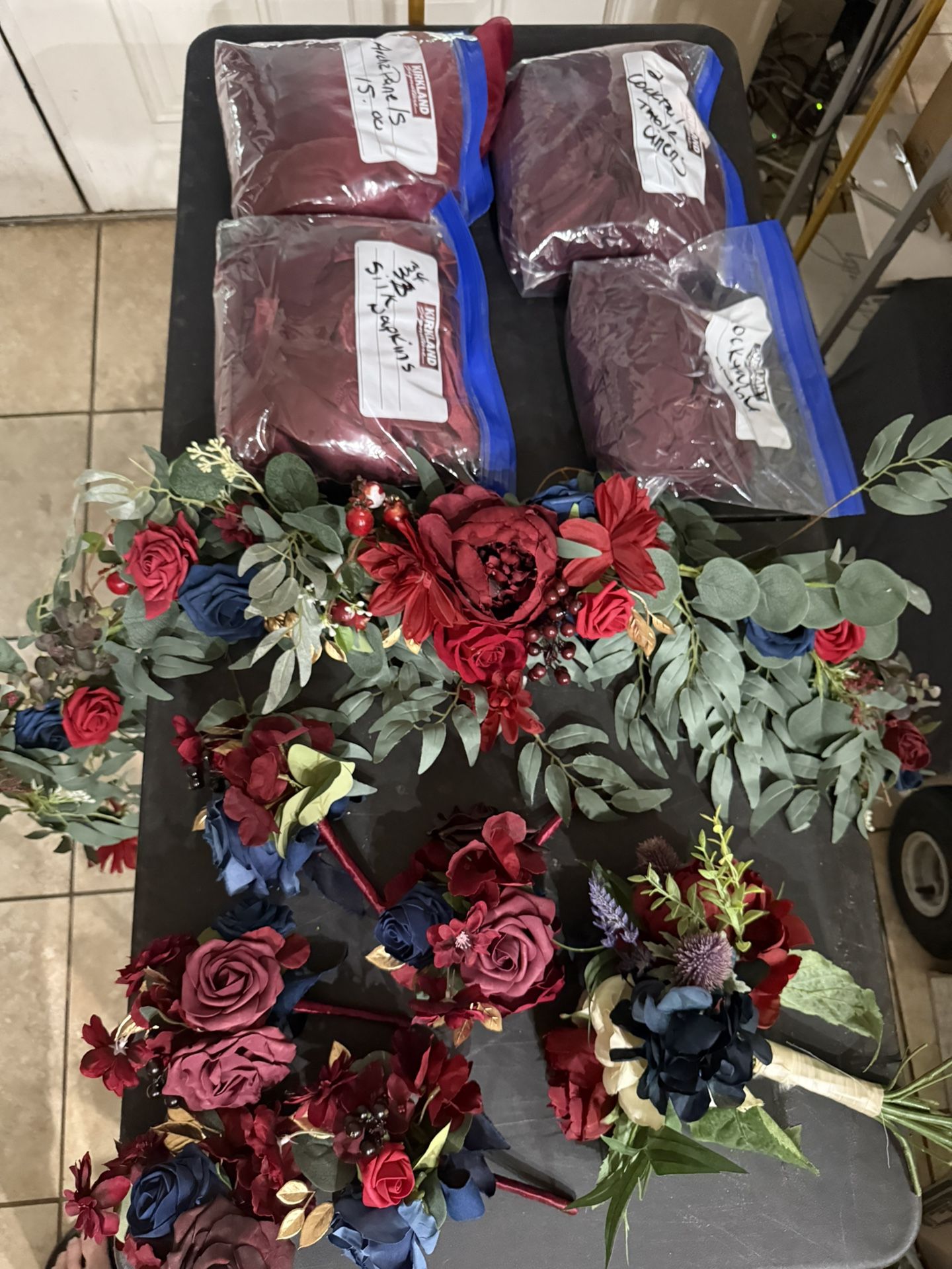 Burgundy Wedding Flowers/linen