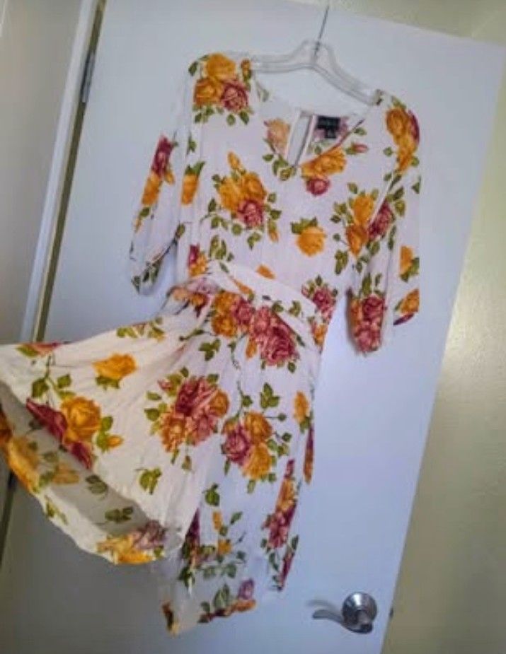 Short Jumper with dress wings