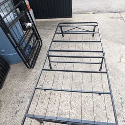 Metal Frame Bed 🛏️