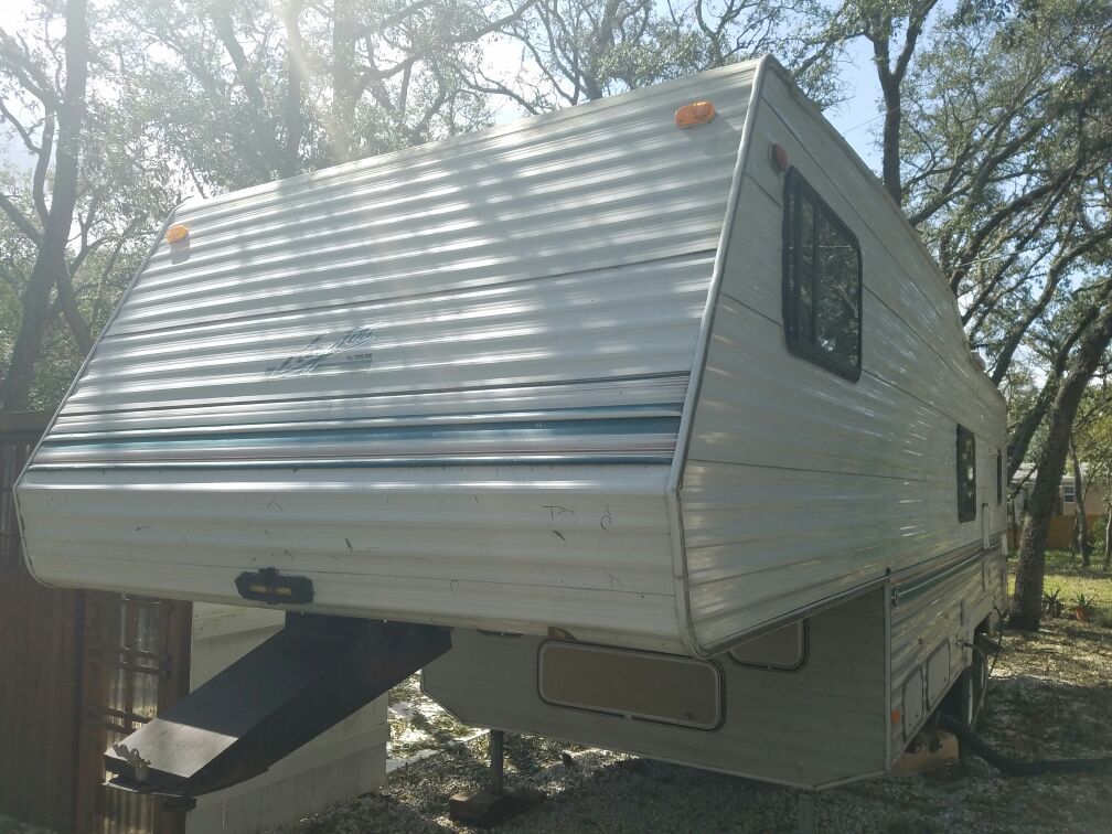 28 feet 5th wheel camper. Perfect condition