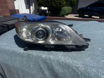 2017 Toyota Sienna headlight and taillights