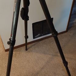 Manfrotto MT057C3 tripod