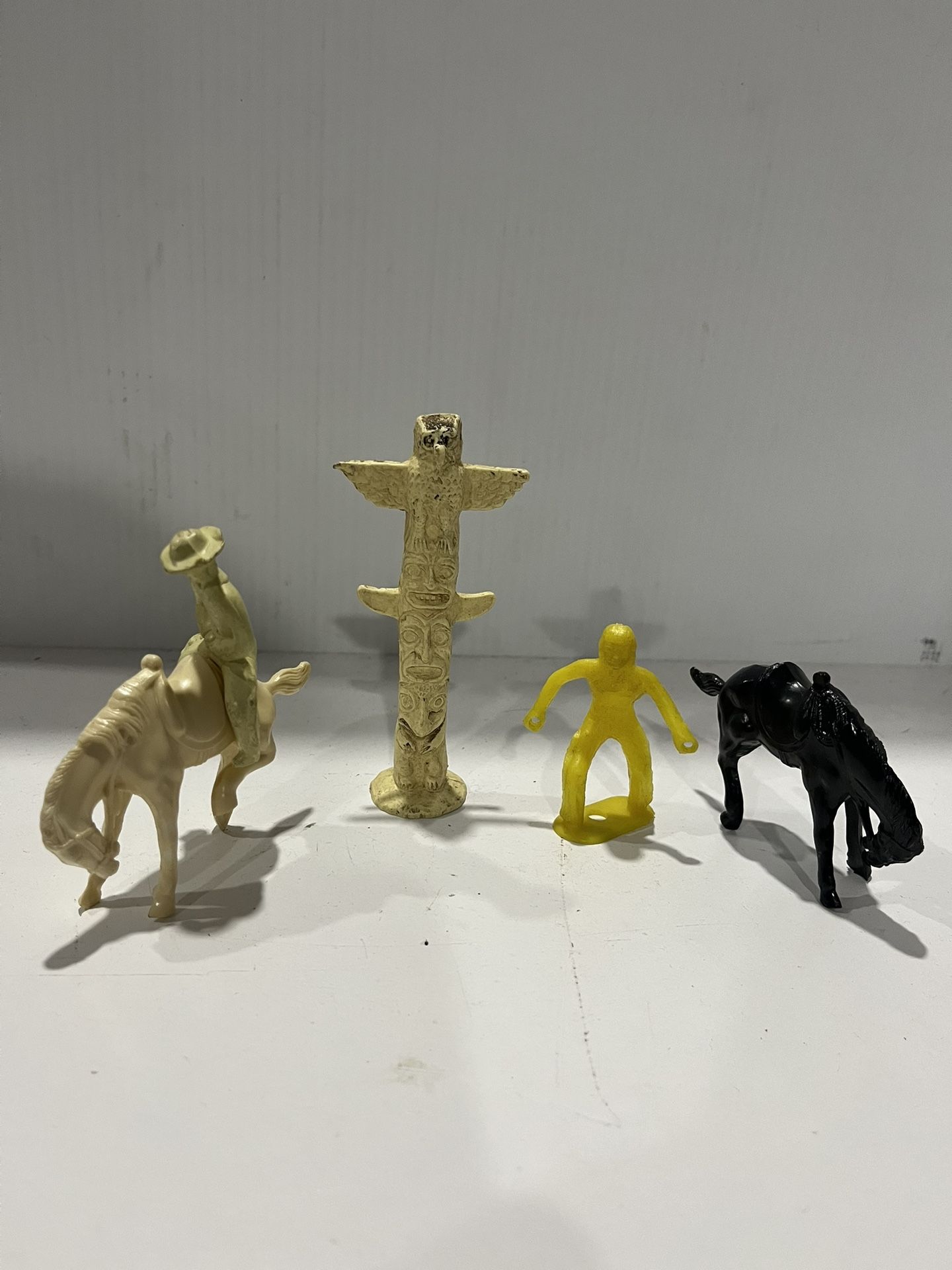 Vintage Cowboys and Indians Plastic Toys - 5 pcs