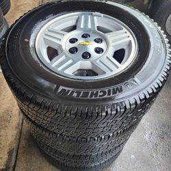 17's STOCK Rims And Tires  Rim's chevy Silverado/Tahoe/Suburban/GMC/YUCON  Tires  6 lugs  17 inch rims

Original lug nuts included


