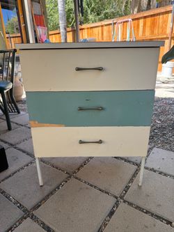 Mid-Century Modern 3-drawer dresser. Vista Furniture.