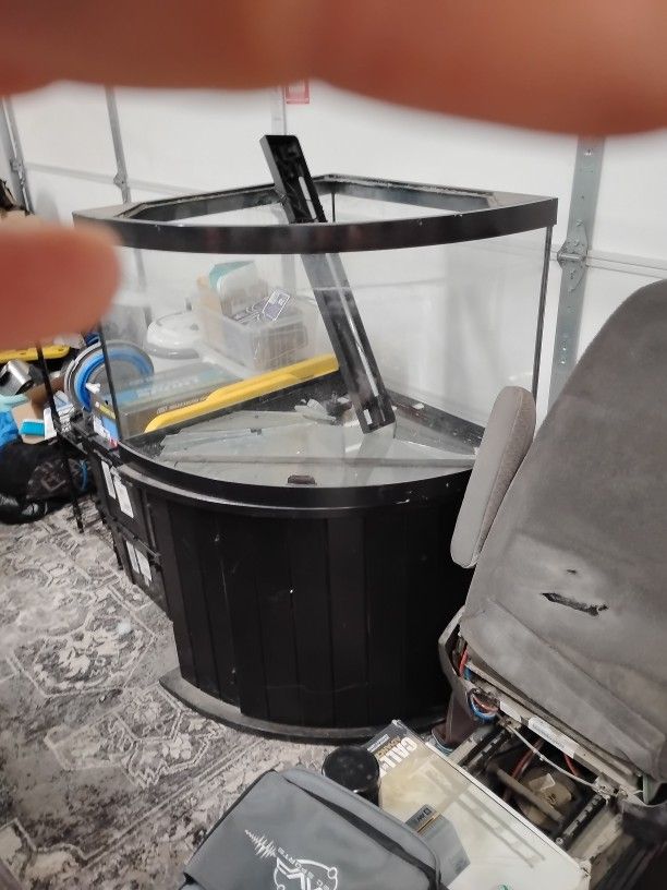 56 Gallon Corner Tank Broken Lid 130