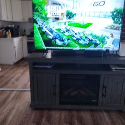 TOSHIBIA     FLAT  SCREEN HD TELEVISION 