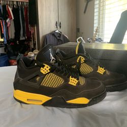 Jordan 4 Thunder