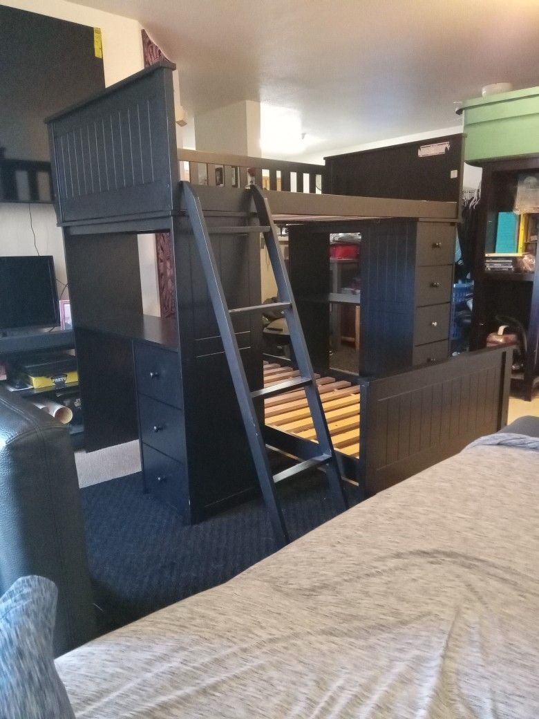 Complete Twin Bunkbed Set And Desks