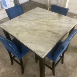 BRAND NEW 4 CHAIR DINING TABLE 