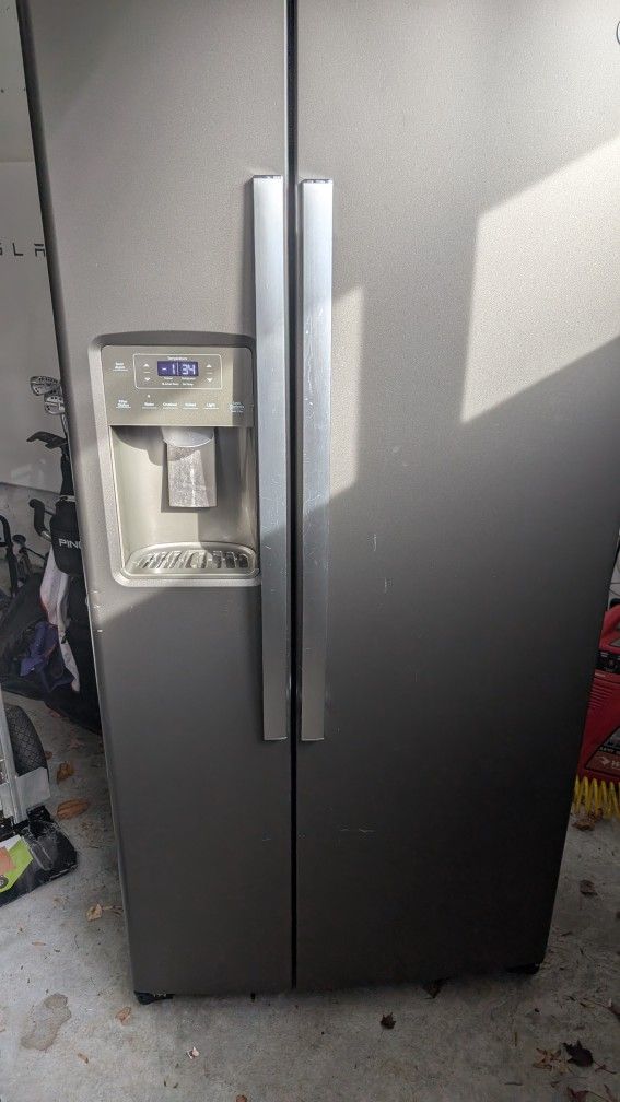 ❄️ For Sale: 2021 GE Side-by-Side Refrigerator - $775 ❄️