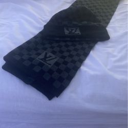 lV Set, hat and scarf.