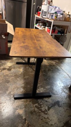 Electric standing desk