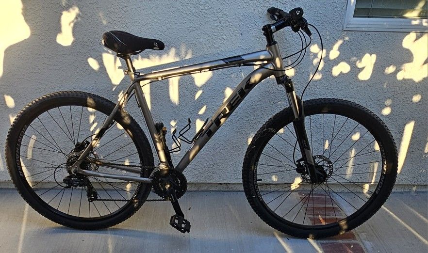 The Trek Marlin 5 is a hardtail mountain bike designed for both trail riding and everyday commuting. 
It features a lightweight Alpha Aluminum frame, 