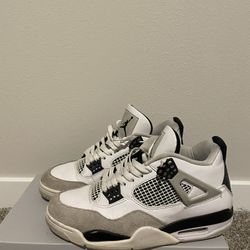 Jordan 4 Military Blacks SIZE 9.5