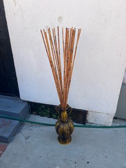 Vase with bamboo sticks/ vase con palms de bamboo