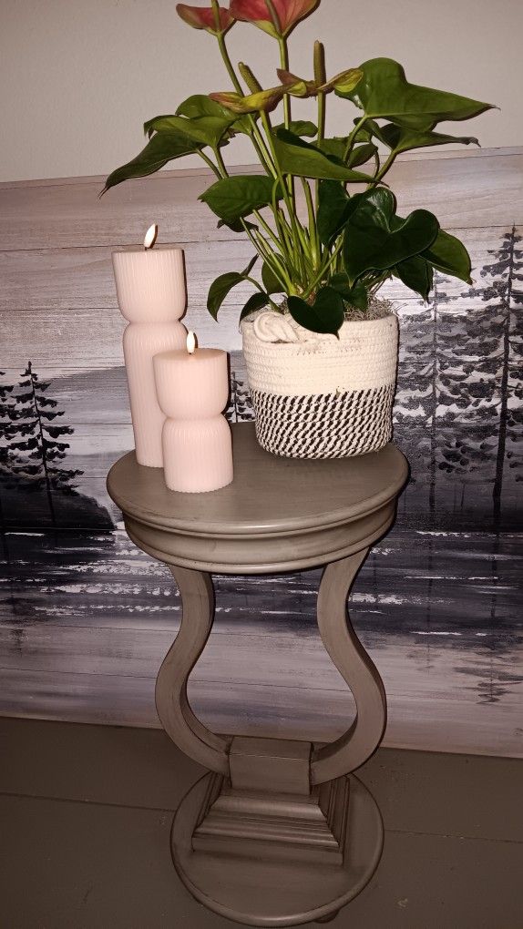 Farmhouse Wood End Table with Curved Legs