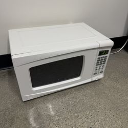 Microwave – 700W – Works Great 