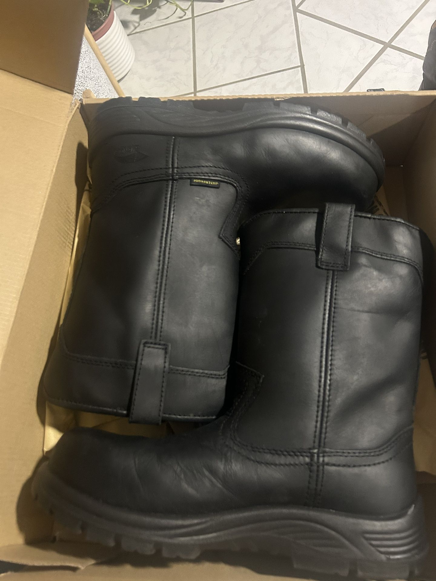 Boots  10.EE