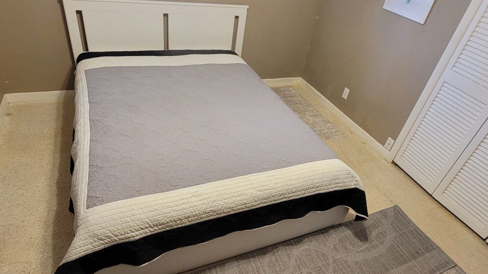 Queen Bed with Mattress And Storage Drawers, White. Like New $250 Obo